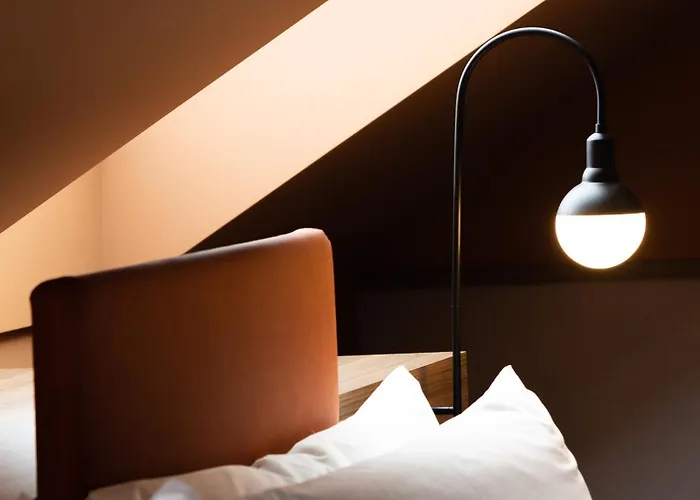 June Six Salzburg, A Tribute Portfolio Σάλτσμπουργκ